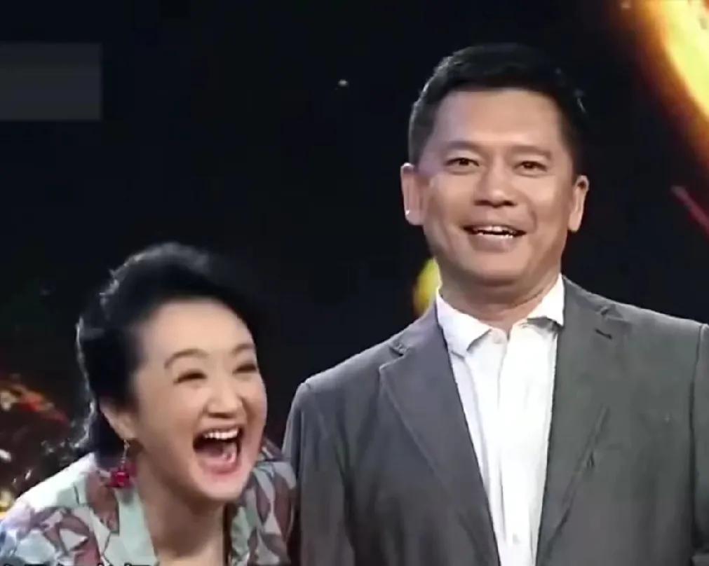 就喜欢左面演员的外向泼辣劲，性格真爽 ，她见到何政军时的开怀大笑，让何政军都有些