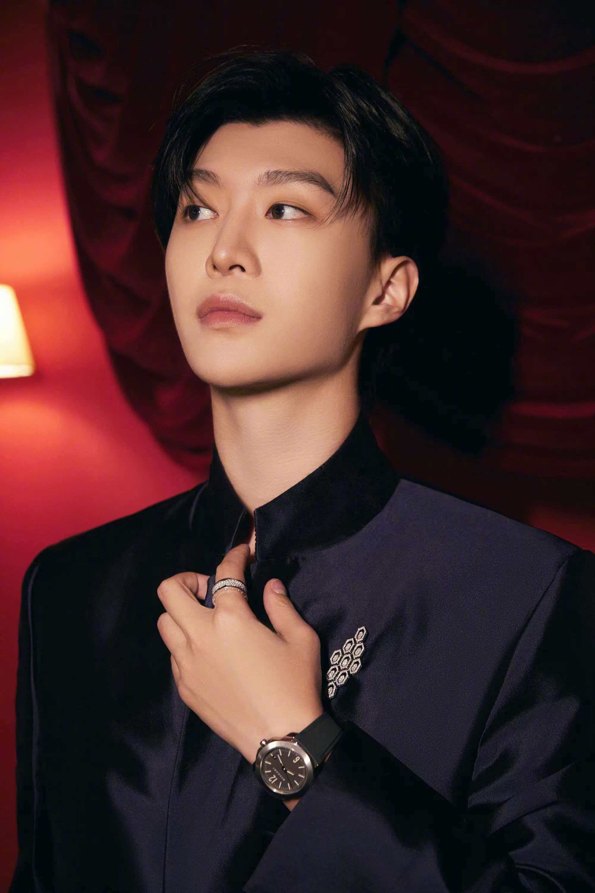 2月8日上螃蟹账号一发入魂 这代言人是谁还用问吗，丞星们是不是都已经坐好了就等着