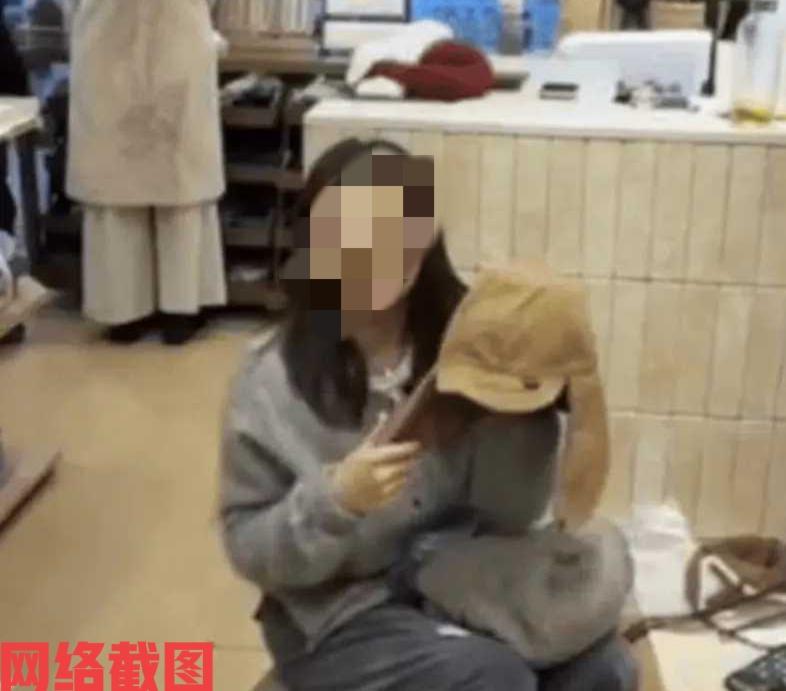 女子开了一家女装店盘点时有发现。

原来在女子店内当时进货到一款特别的帽子，两年