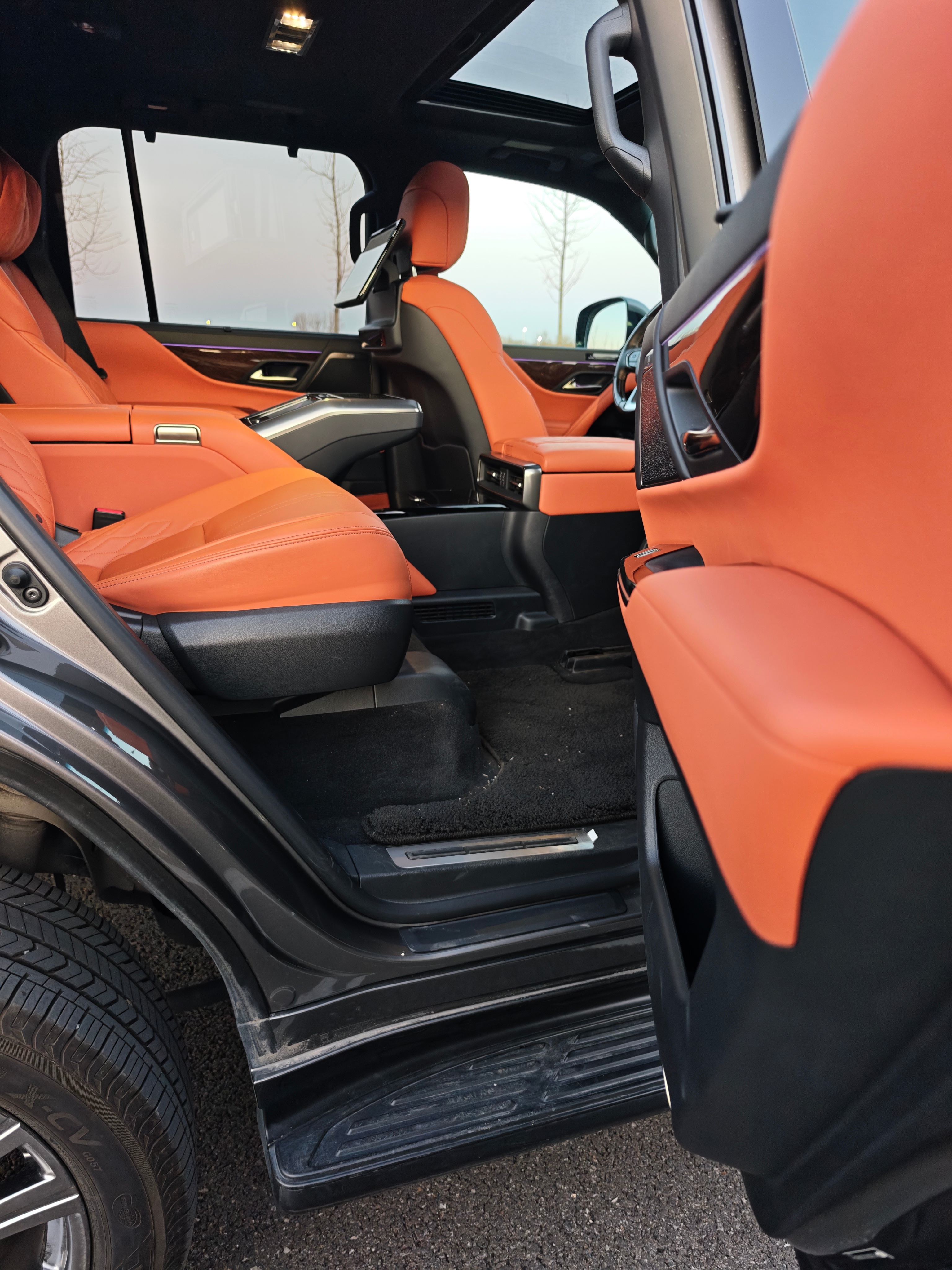 你们可能不知道雷克萨斯LX的坐姿有多夸张LX700h后排座椅躺倒时坐垫会抬高，类