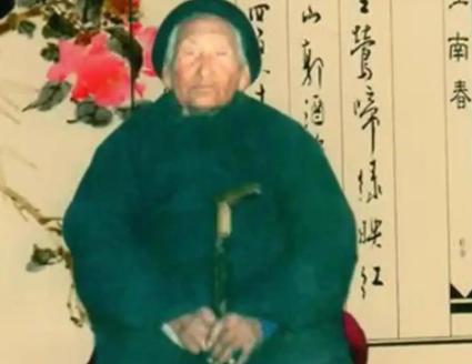 1941年，一八路军干部被伪军五花大绑，要押进城审问。谁料，刚到城门口，突然，一