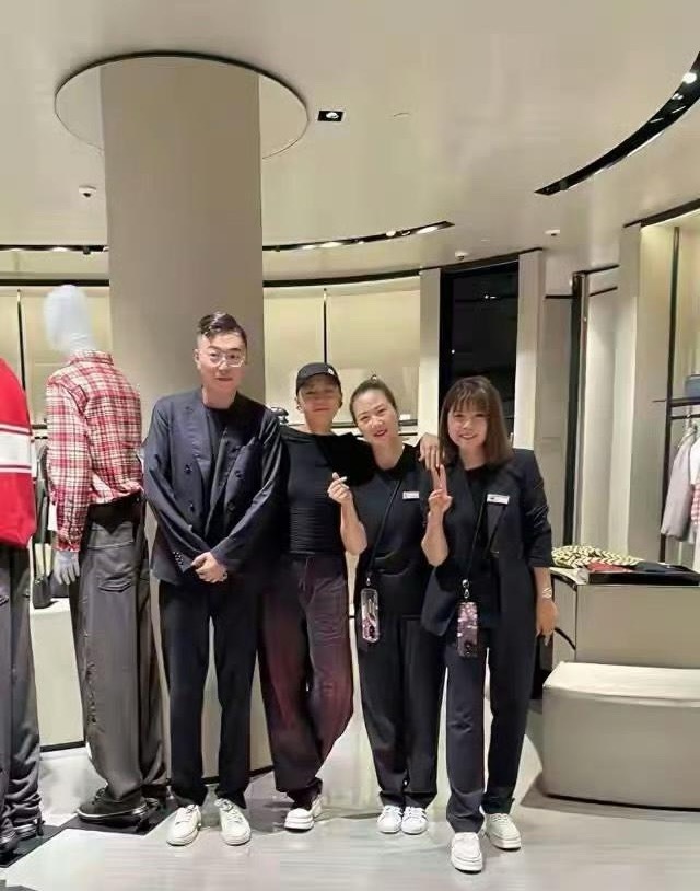 65岁宋丹丹逛阿玛尼，这状态是咋“修炼”的？ 惊呆众人 