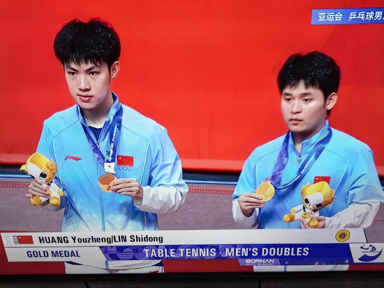 解气！
林诗栋/黄友证打掉张本智和/筱冢大登，获得冠军！
最高兴的不是小石头和黄
