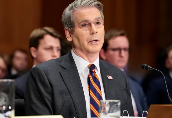 太阳打西边出来了！一向“快言快语”的特朗普，这一次居然成了“闷葫芦”，美方派人悄