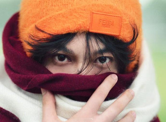 田栩宁告别静谧投身旷野，田栩宁的快乐时光来袭，谁懂这个阿栩的眼神真的很带感啊， 