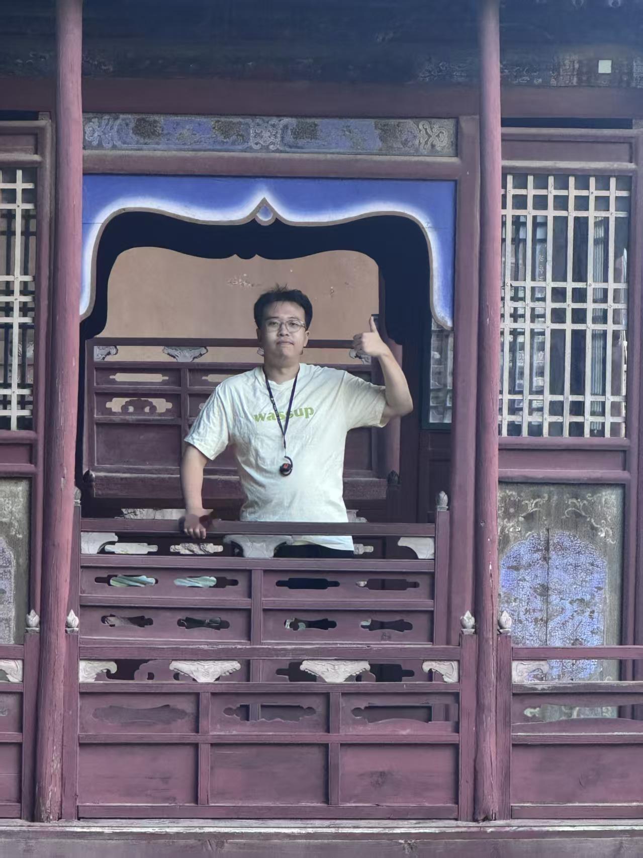 不违法。但是呢，法律也不鼓励未婚同居啦。
婚前同居的未婚同居，和试婚，都是新生事