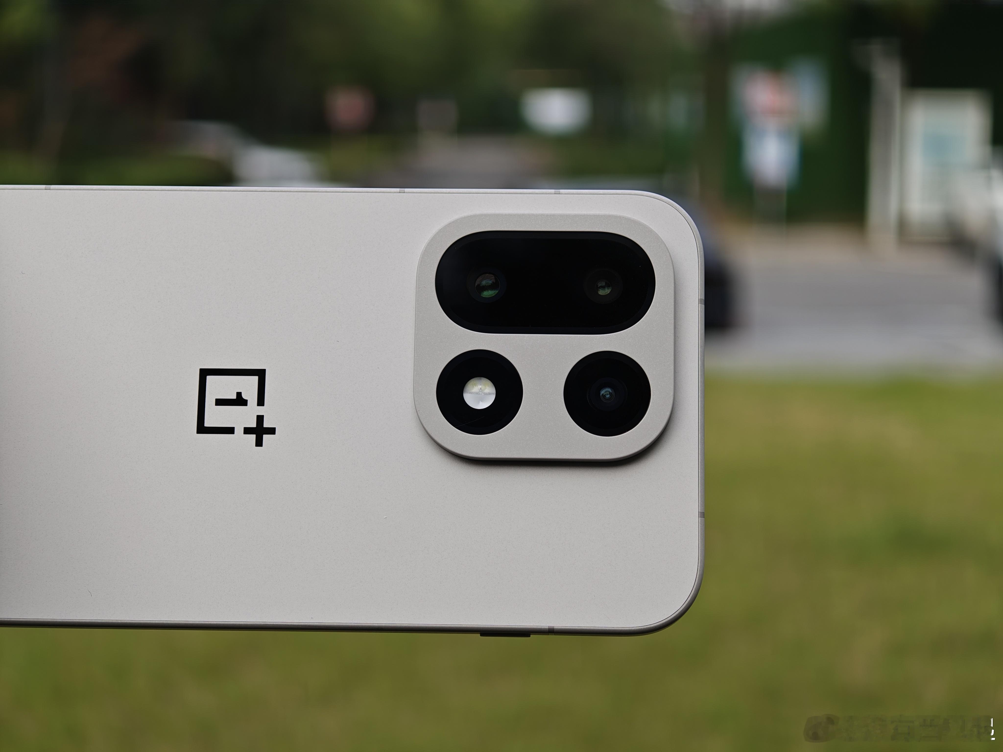 一加16安排了9000mAh的冰川大电池，旗舰机都开始冲万级大电池了么