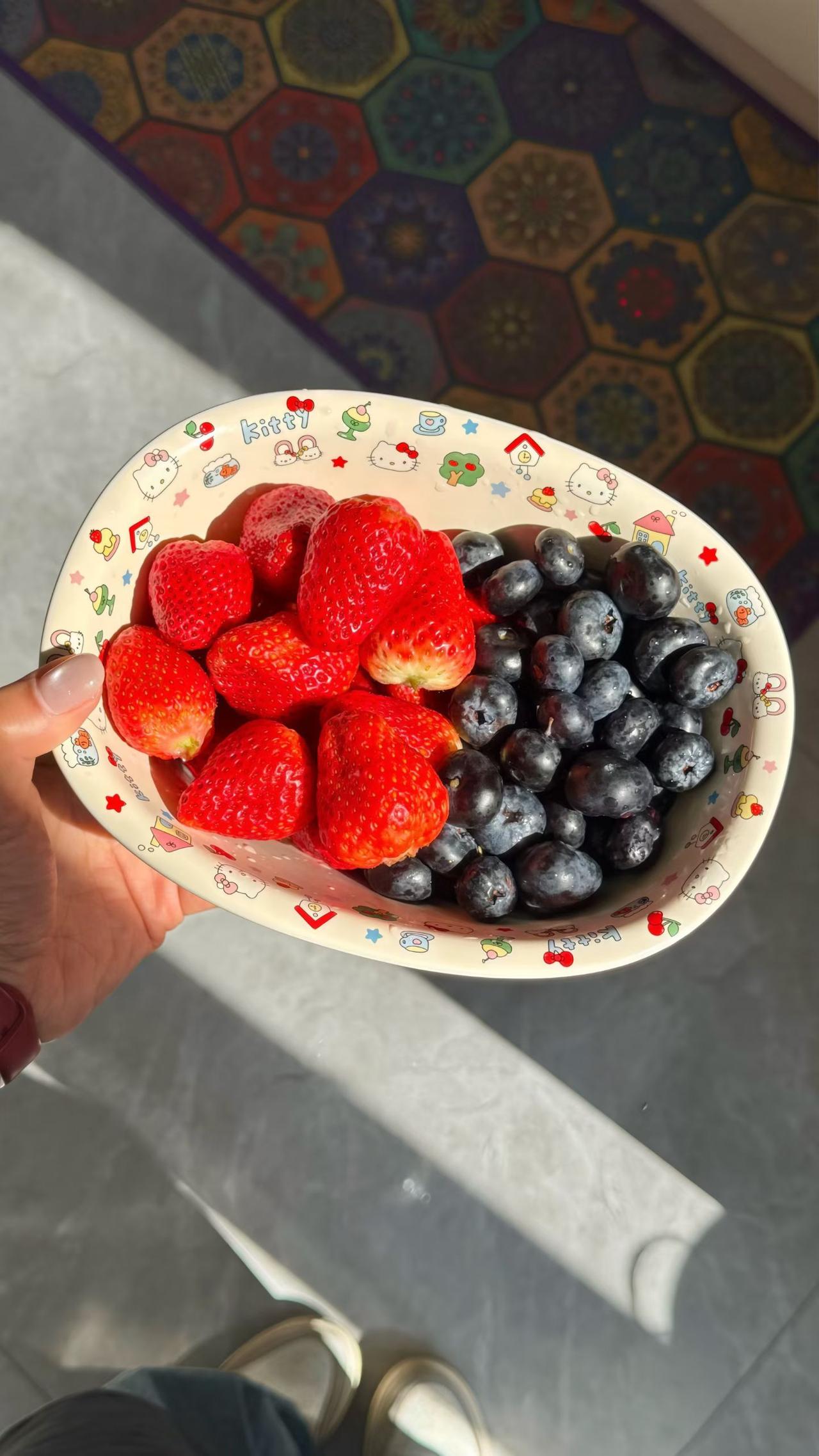 下午摸鱼时间到
必须整点甜的提提神！
 
刚端起这个Hello Kitty的盘子
