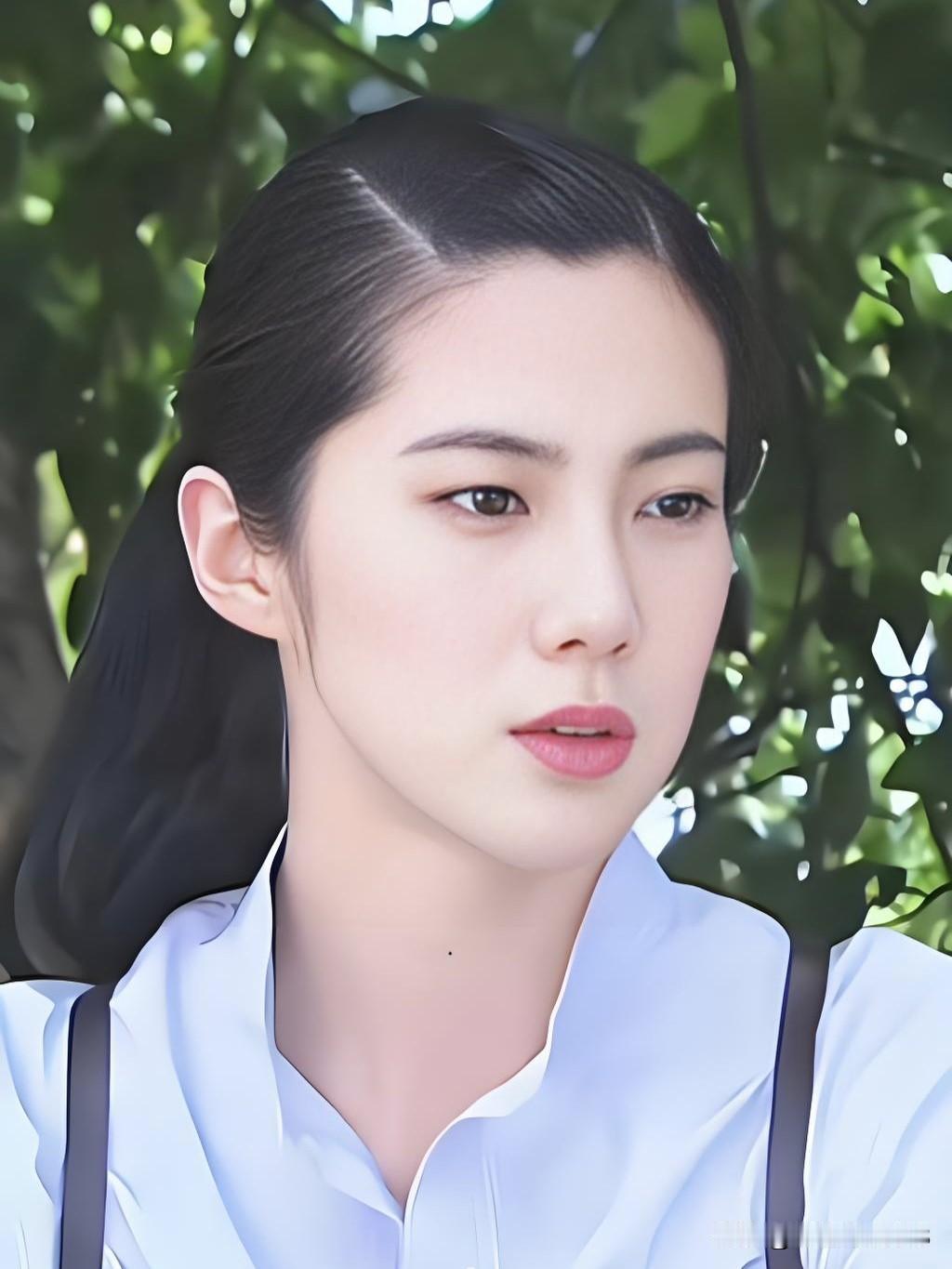 王珂，清新靓丽，气质脱俗。从《狼毒花》到《铁血使命》，她以细腻演技塑造无数飒爽"