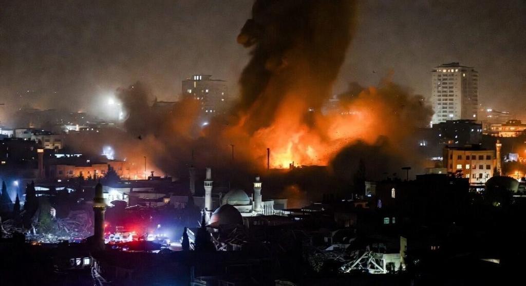 阿联酋迪拜发生了大爆炸。咋的，伊朗又继续敲打阿联酋了？还是以色列从中作梗？