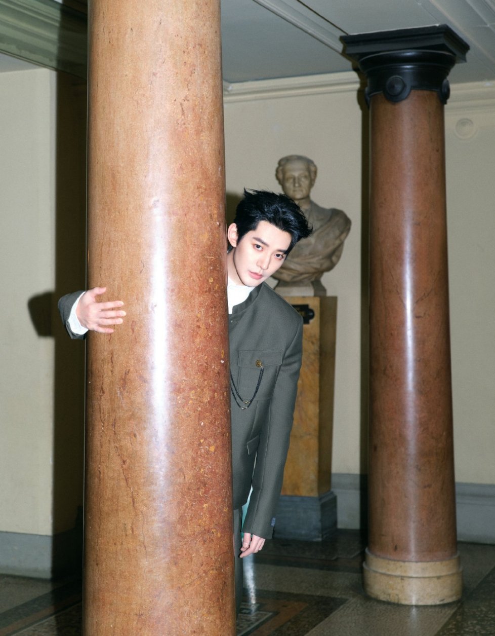 邓为是因为网友们说他胖，所以把身体藏起来了？ ​​​