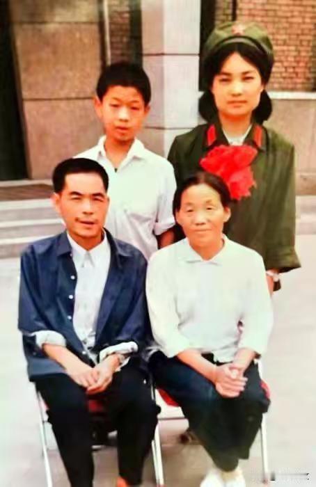 刘亚玲，军校毕业后主动奔赴南疆前线，她和战士们一起蹲猫耳洞，与越军最近只有几十米