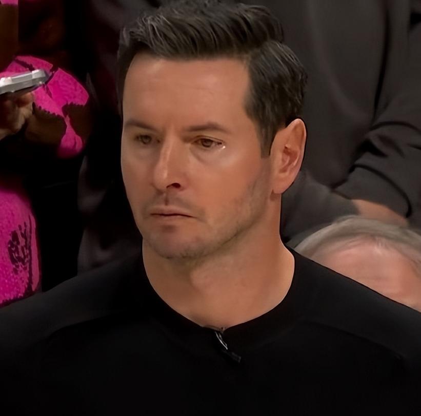 雷迪克真的有毛病！

八村塁打的好好地，关键时刻给换下去了！

这一节的比赛，詹