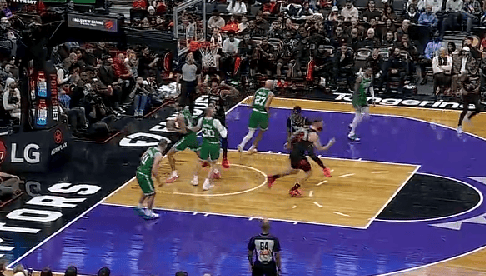 巴恩斯持球强打米诺特上篮得手，秀出肱二头肌挑衅