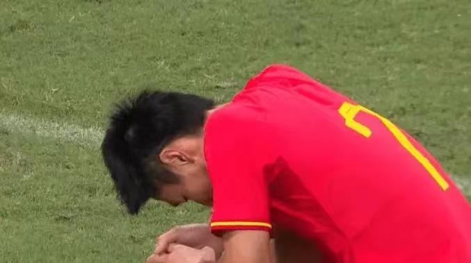 是谁在宠着国足？
有球迷调侃：央视那个解说，全场如果踢90分钟，那么80分钟的时