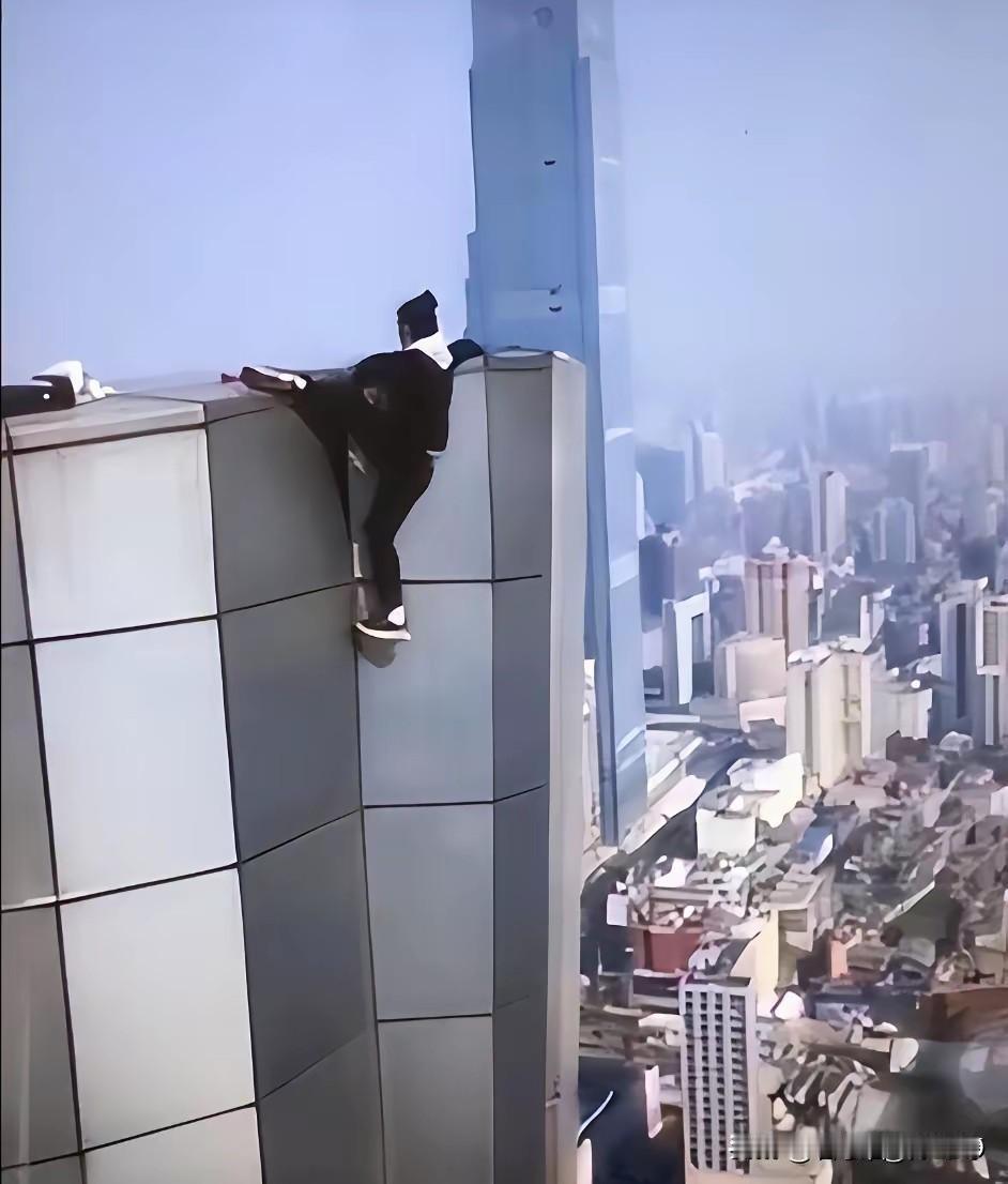 这是极限挑战吴永宁的坠落瞬间，谁能想象到滑落的那一刻他得有多么绝望啊！生命只有一