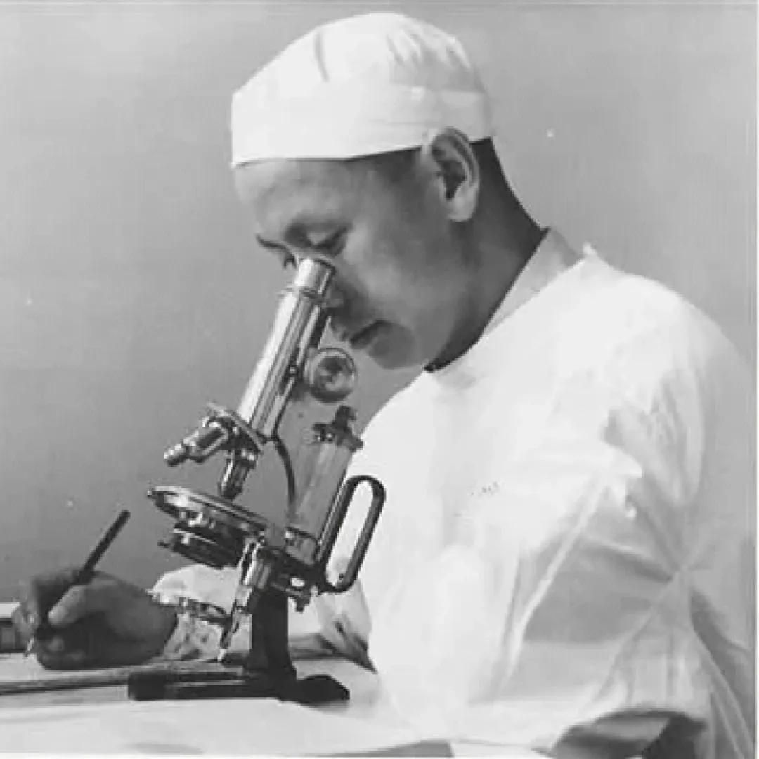 1959年，顾方舟趁妻子外出，含泪将一瓶药水灌进了还没周岁的儿子口中，哽咽着说：