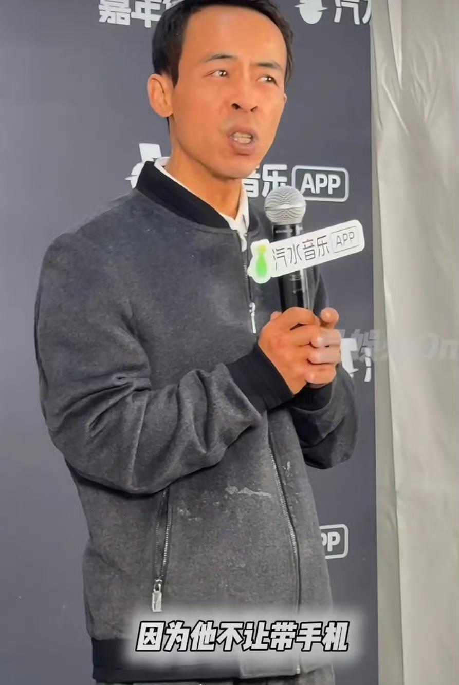 没想到鸡排哥给学生便宜1元的原因是这个，高情商回应秒杀不少公关。
这就跟为什么有