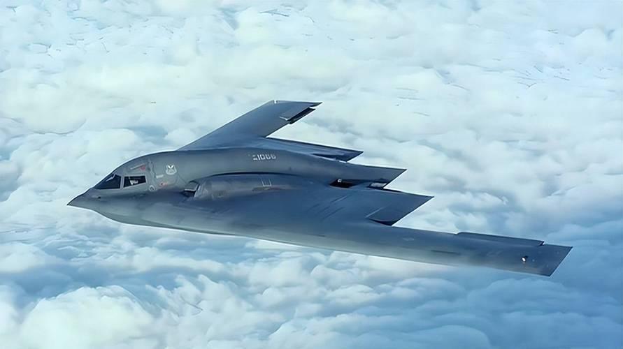 这两天，美国空军高调晒出B-2“幽灵”夜间飞行照，一批“黑三角”在灯光下显得科幻