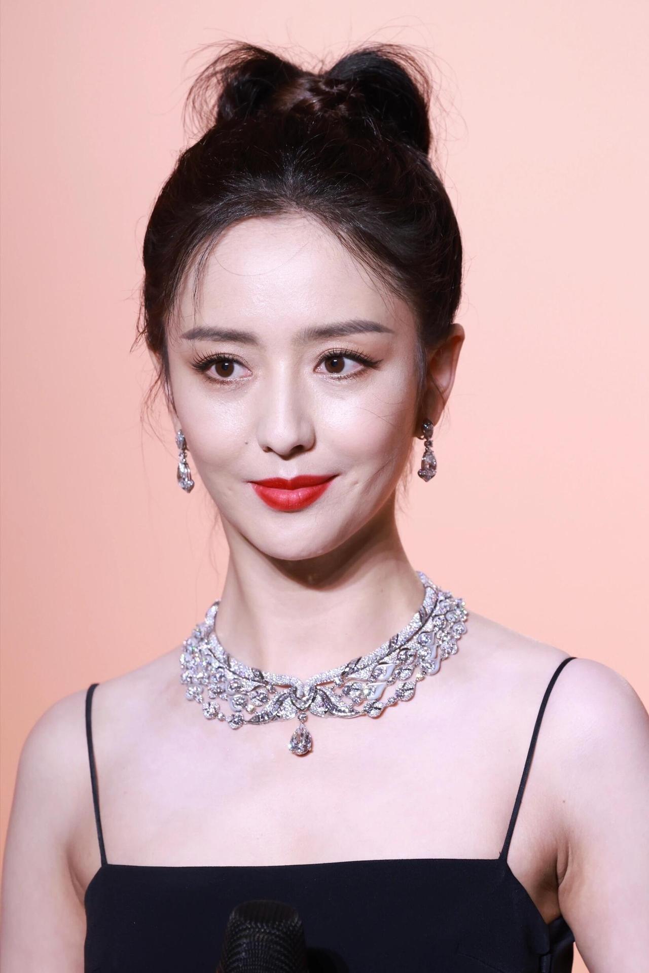 佟丽娅和陈思成离婚时，大家都以为是男方花心，娅姐气不过才分手哭诉。其实圈内人都知