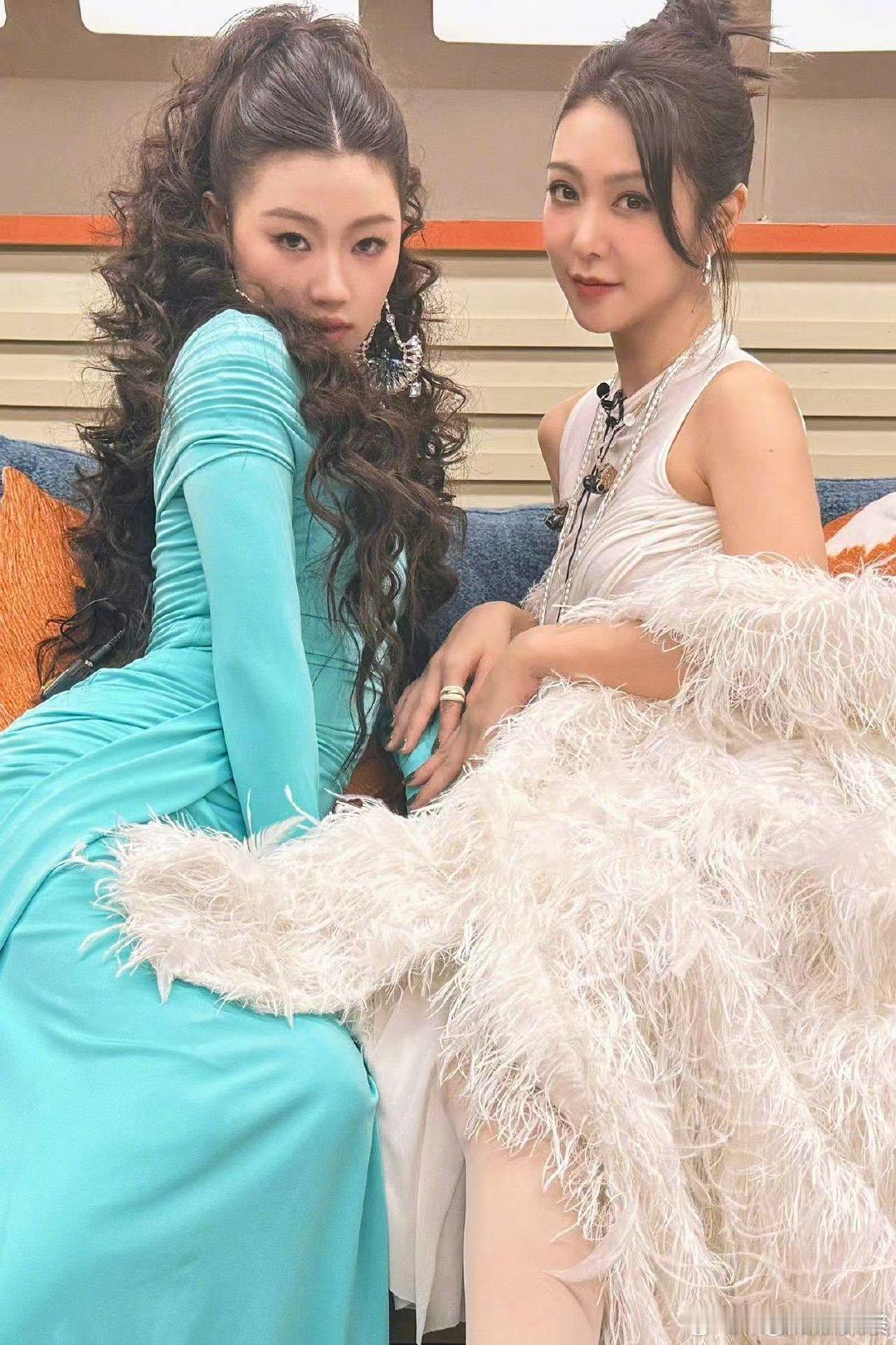 薛凯琪单依纯蛇年演上白蛇青蛇了   哈哈哈，薛凯琪和单依纯这是要上演一场跨界大戏