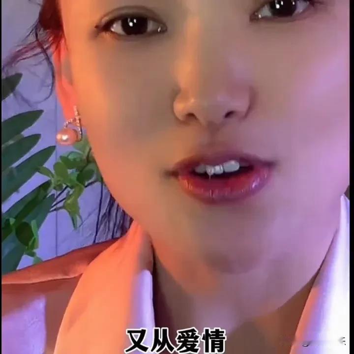 这张图片展现了一位女性的优雅与温婉。

她的面容经过精心打扮，粉色唇膏为她增添了