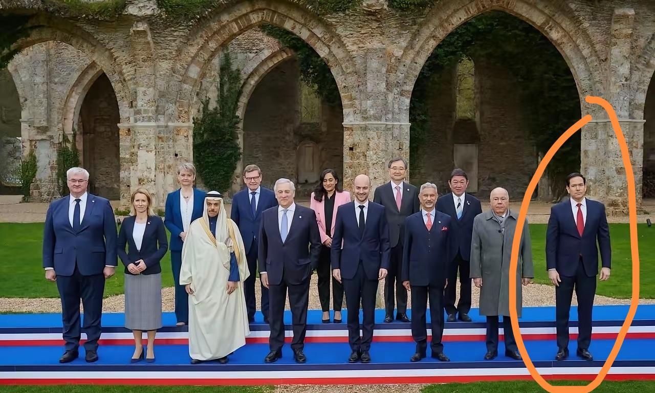 卢比奥去法国参加G7会议，一下飞机，连个迎接的人都没有，更别说鲜花仪式了。拍照合