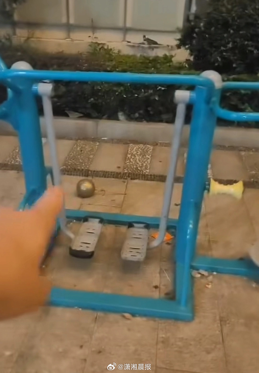 【温州一#小区高空坠下铁球险砸中居民#，#当地回应小区高空坠铁球险砸中居民#：还