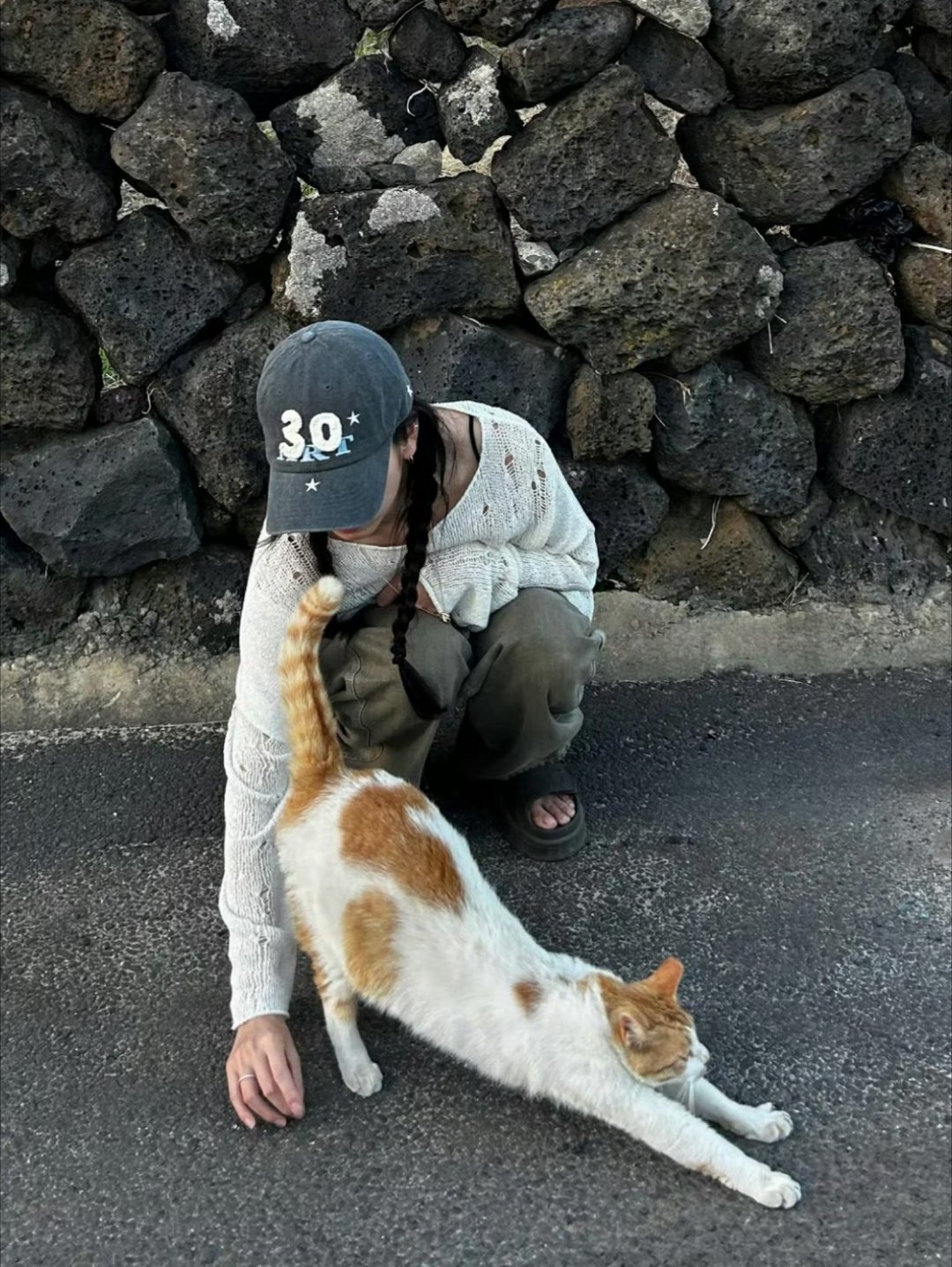 我真的不知道这只猫想干嘛但她好像在演我 
