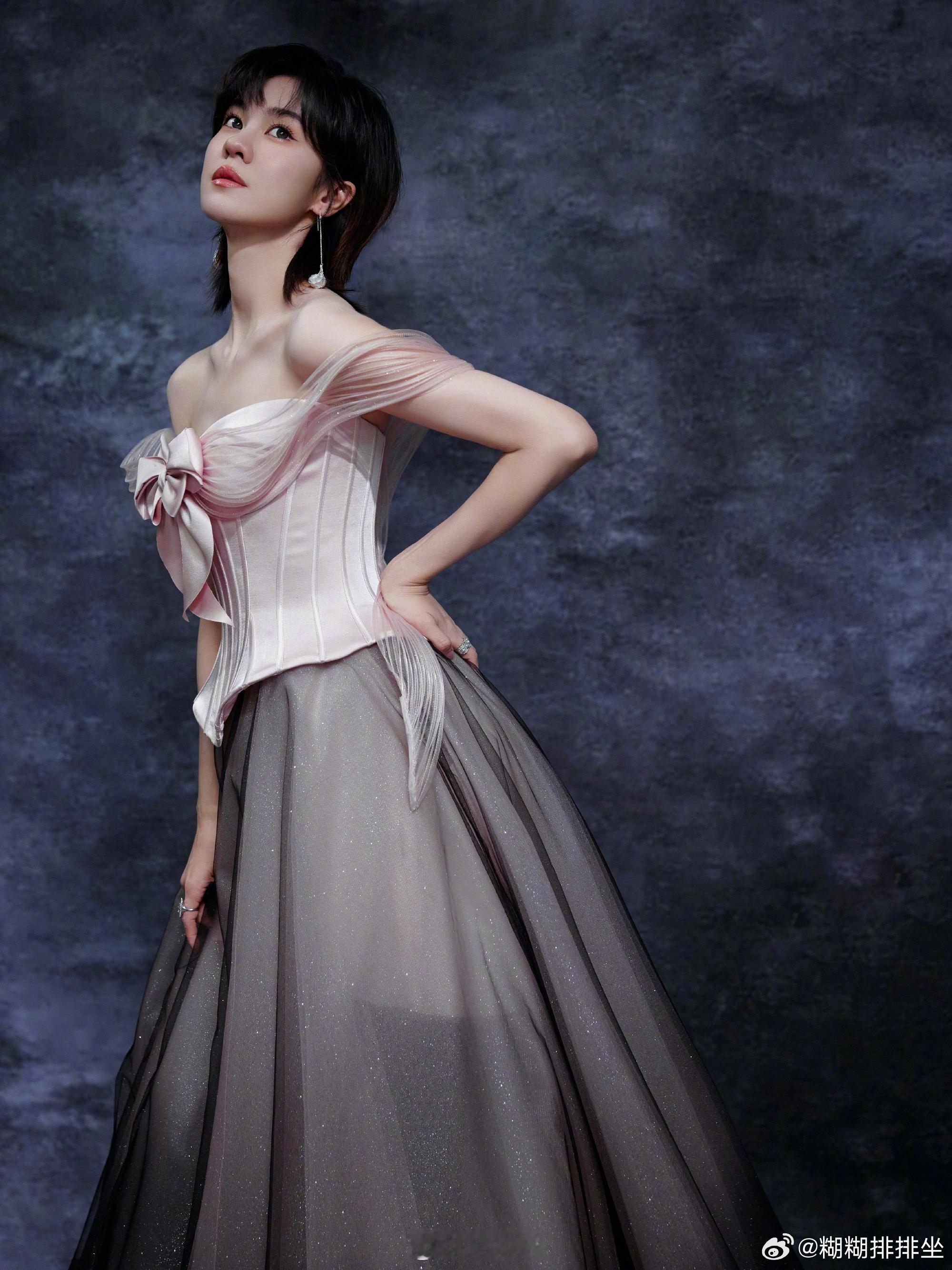 郁可唯真不把我们当外人宝子们，郁可唯演唱会现场换装太绝啦！众目睽睽下，礼服秒换T