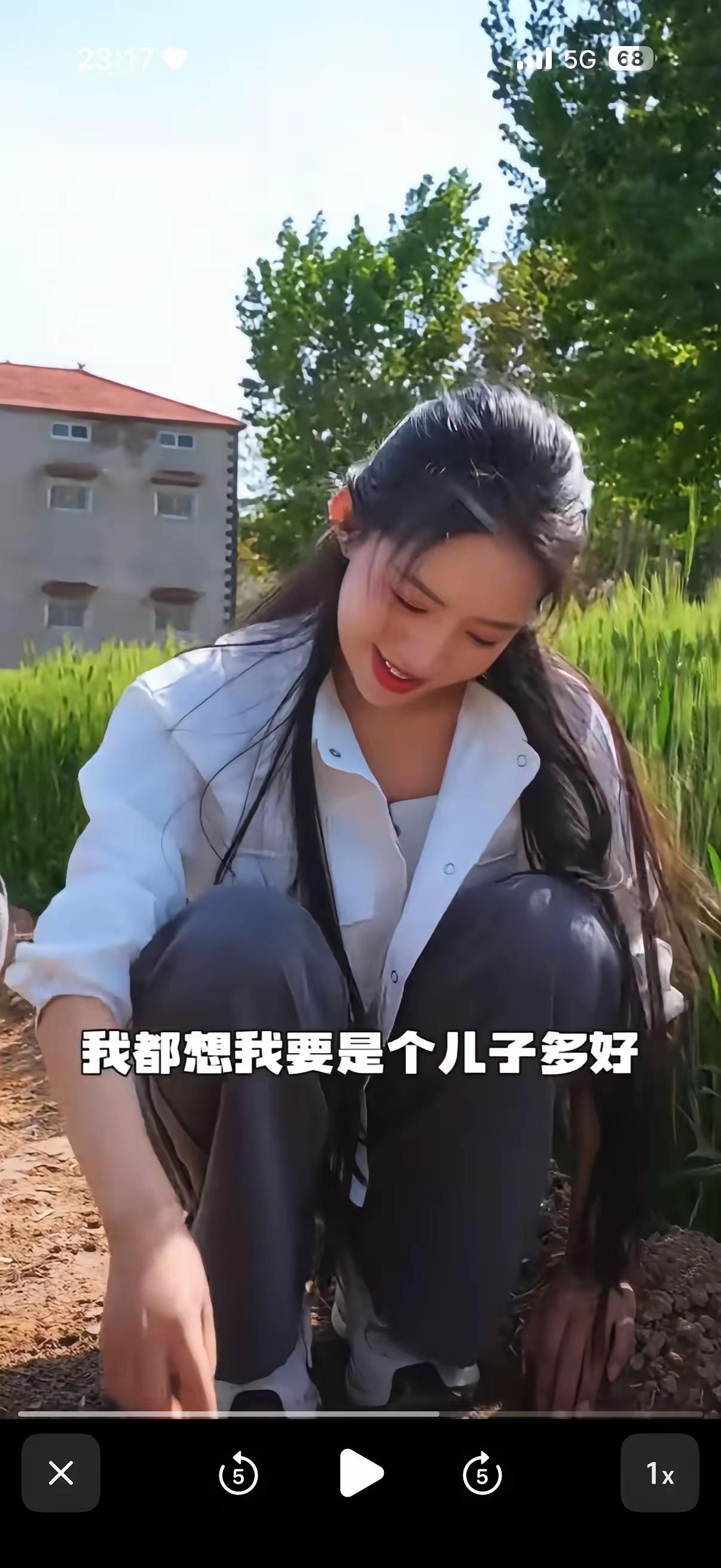 麦小登说：我要是个儿子多好！这句话的意思就再明显不过了，村里人觉得麦小登家里无男