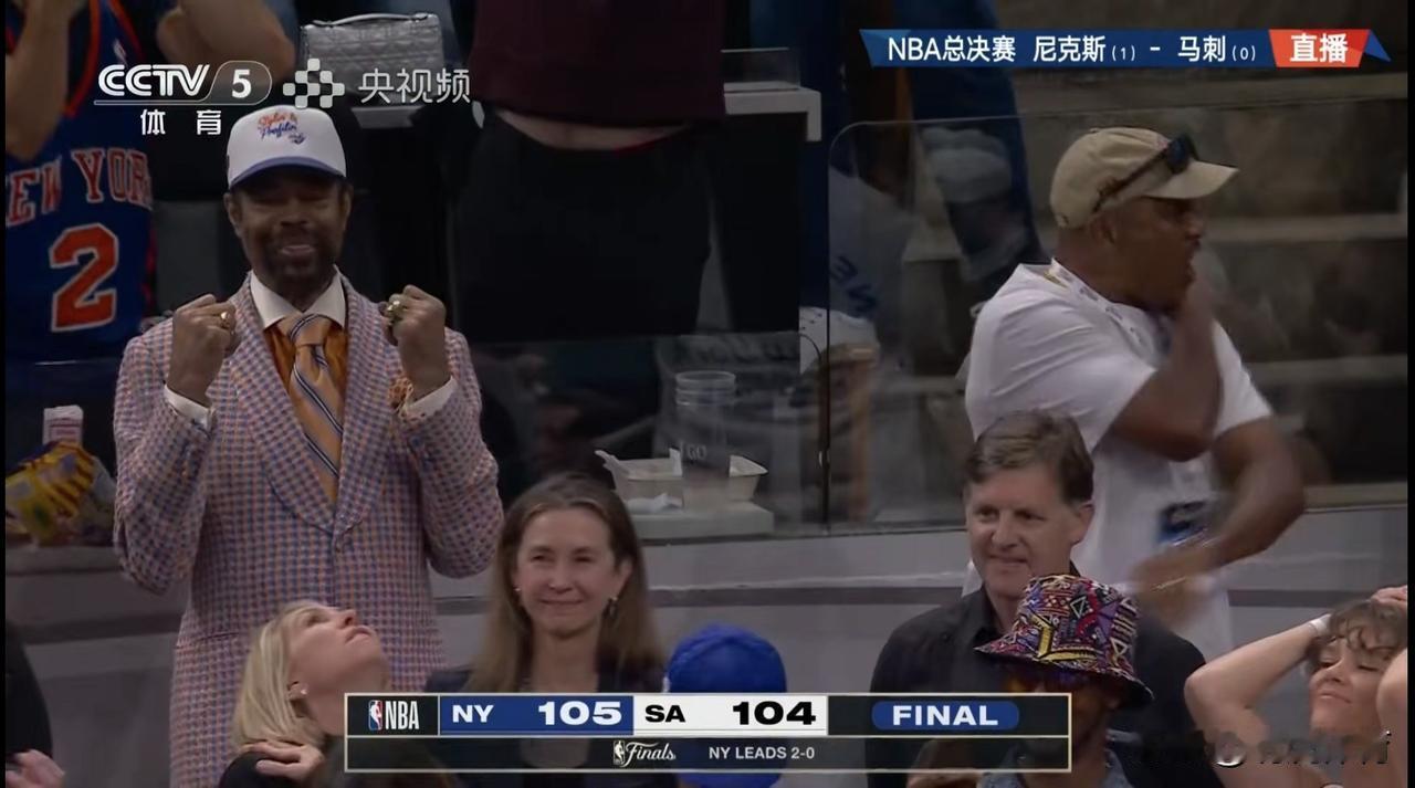 NBA总决赛次轮比赛决胜时刻，文班亚马一次反击失误传球砸在队友后背上，尼克斯2罚
