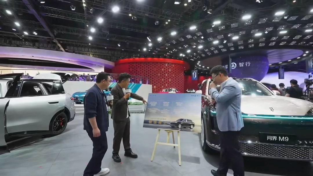 马东下单全新一代问界M9 在北京车展现场，马东和余总深度聊完M9的8大跃迁，赶紧