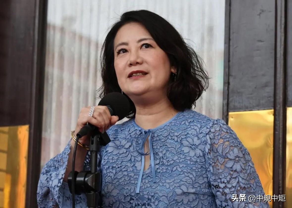 民进党立委吴思瑶今（2日)在脸书发文叫嚣，在过新年的时候，我再度被“金榜题名”，