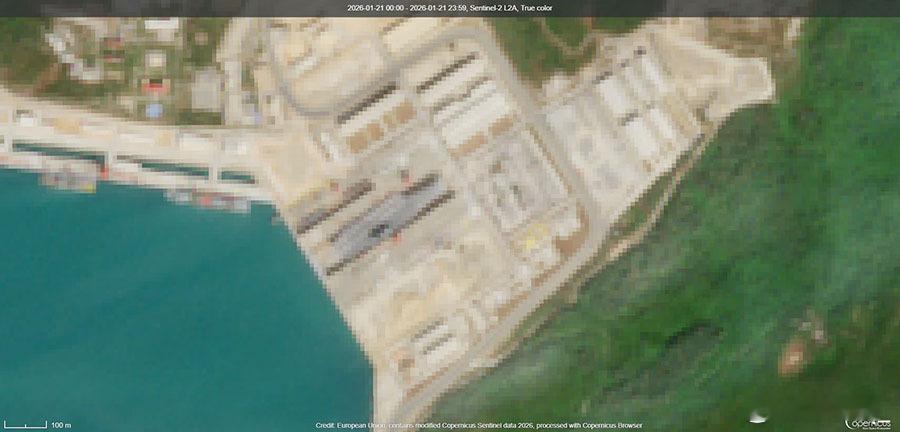 外网根据低分辨率商业卫图，猜测山东舰进入附近的大型维修坞。前几年曾有075型舰首