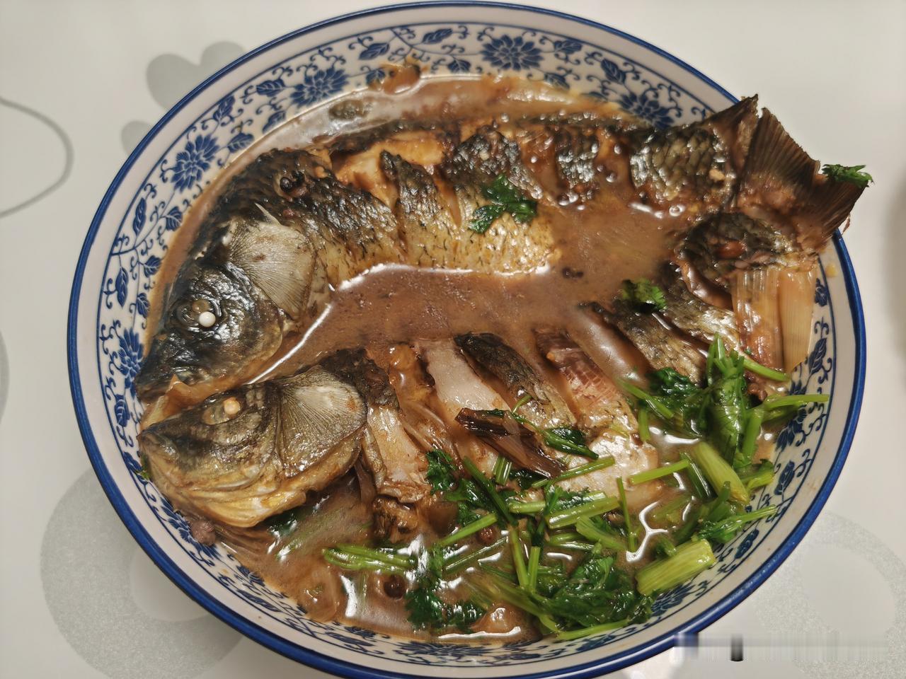我和老公的晚餐分享～
[微风]炖鲤鱼
[微风]炒西兰花和木耳
[微风]拌洋葱丝豆