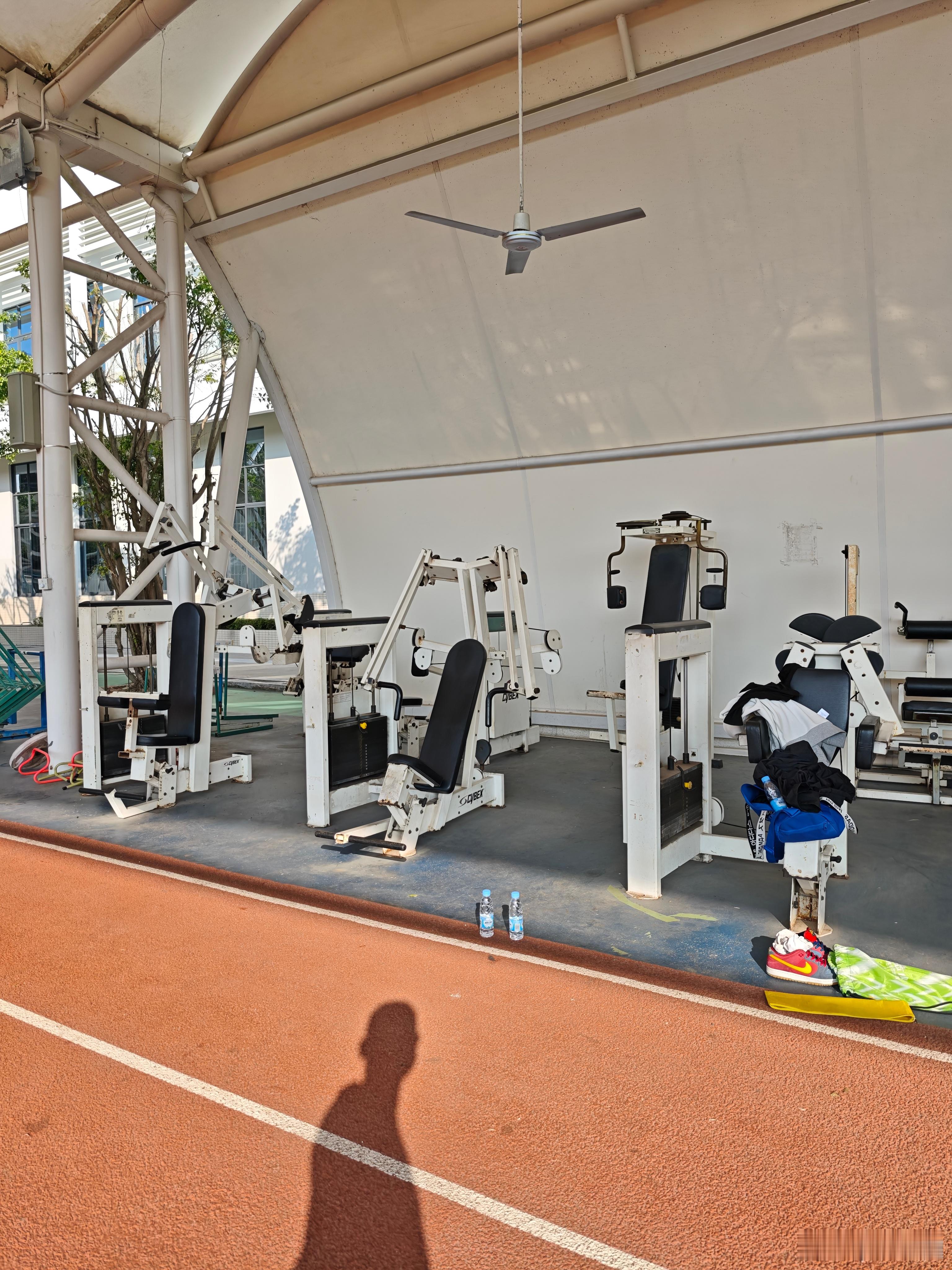 今天来这个神秘的地方踢球，据说这是广东省队和广州市队训练的地方，平时都在外面跑步