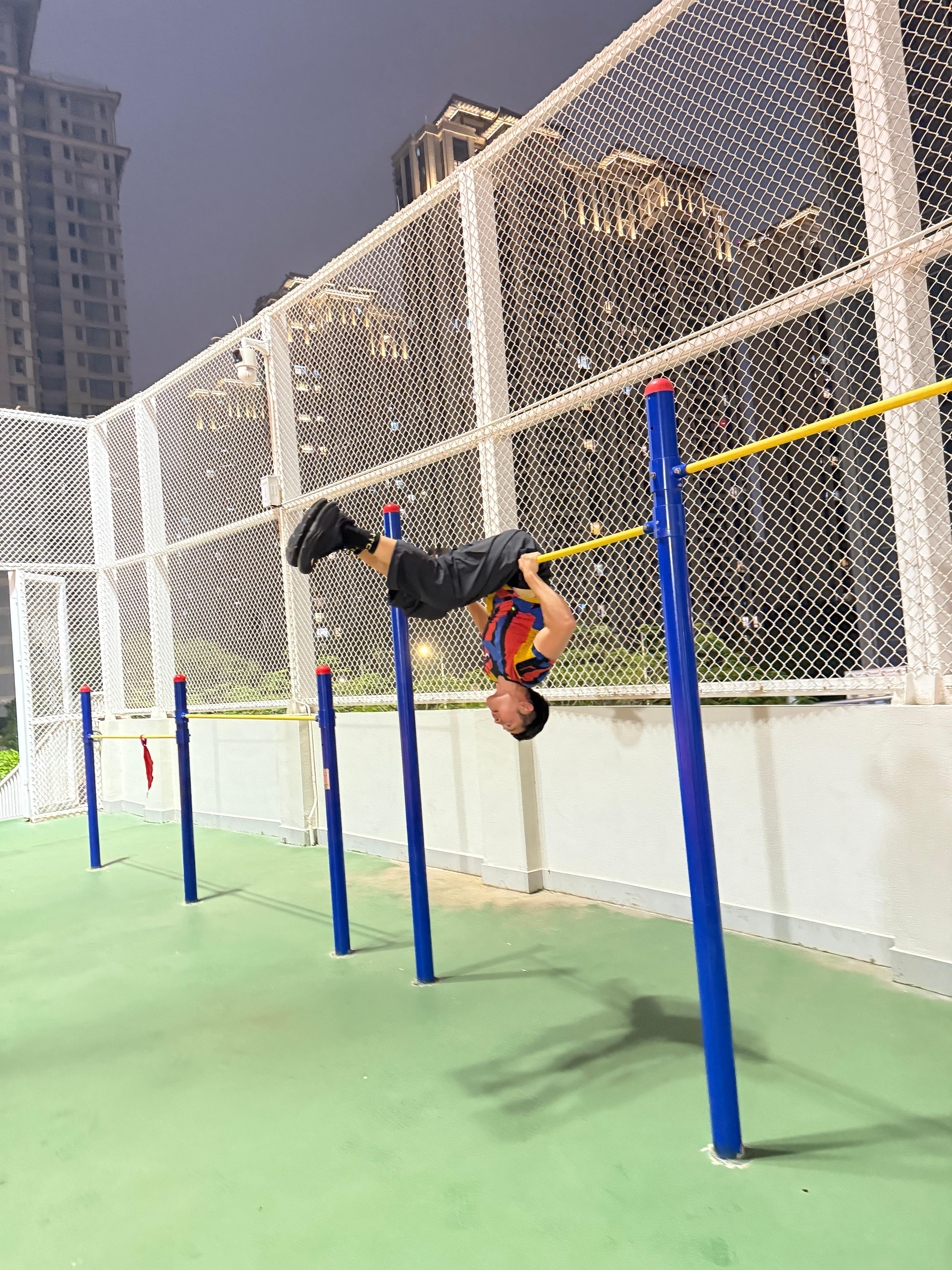 来学校操场玩了大素让我给他拍摄视频小素让我陪她挖沙我就想一个人呆着啊