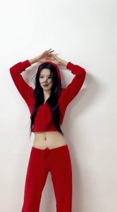 #孙怡巴黎一抹辣妹红##孙怡一身中国红出发巴黎时装周#孙怡一身国风红色运动风套装