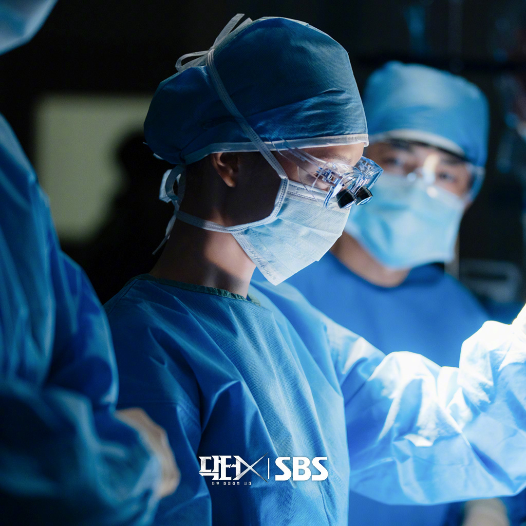 SBS新金土剧Doctor X:白色黑手党时代 公开金智媛[超话] 剧照。该剧改