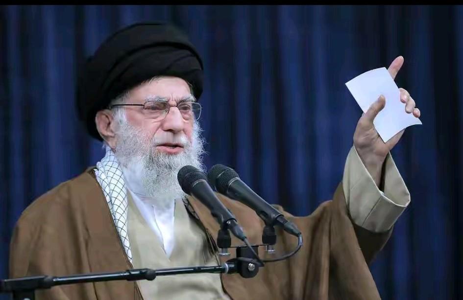 美国对伊朗已经枪已上膛，随时想武力解决。伊朗也不会束手就擒，等待救援。但现在伊朗