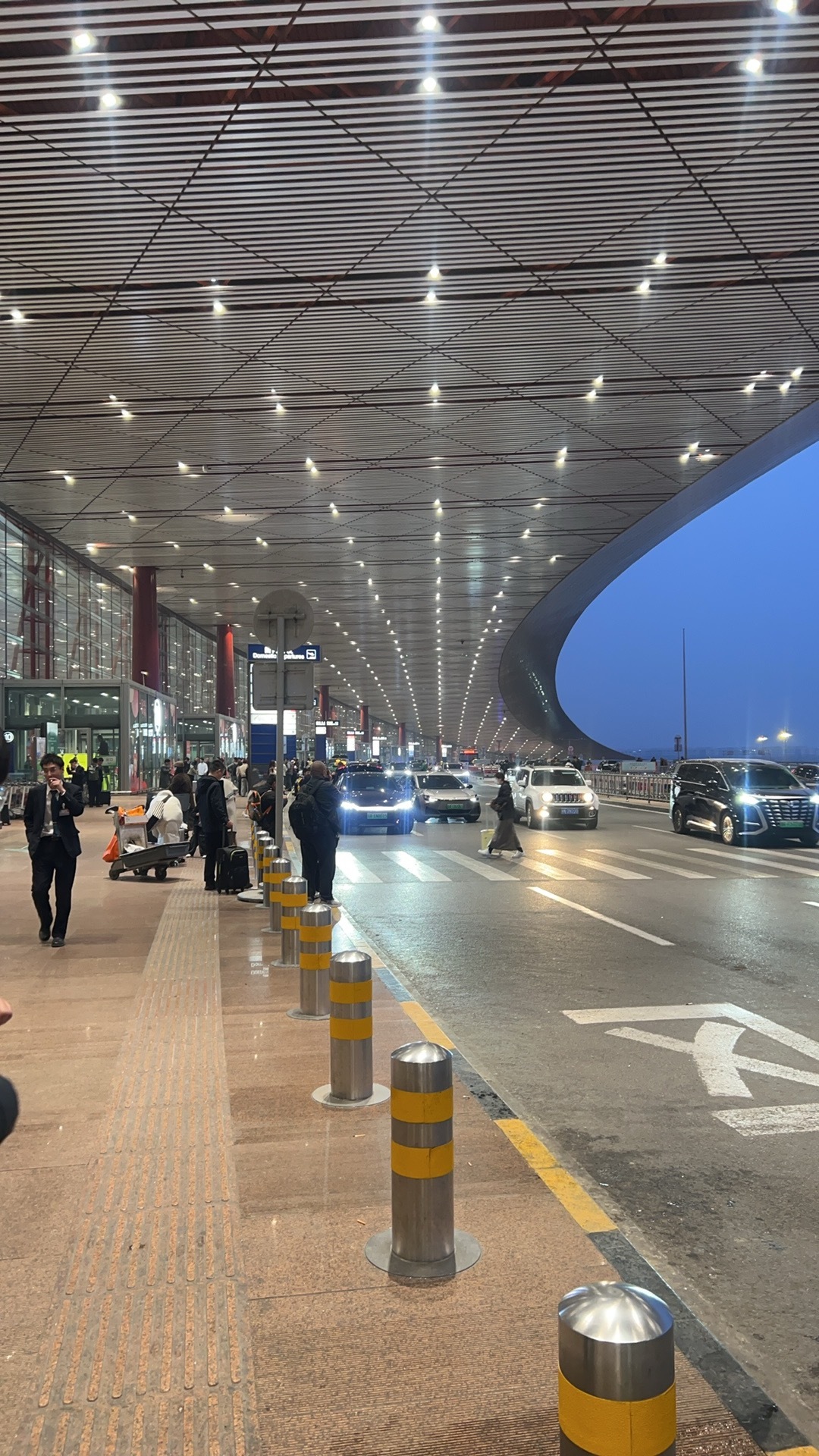 白天在北京上班，晚上回南京的家，后天再去浙江上班，大后天去上海。 