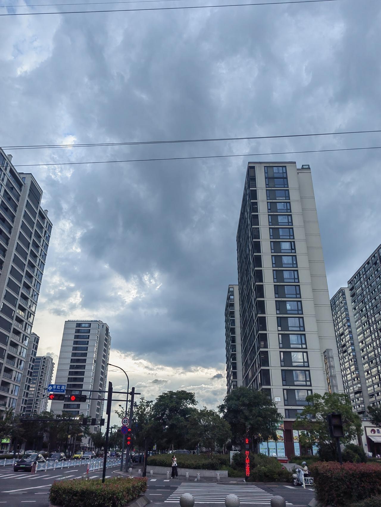 云是地球上庞大的水循环的有形的结果。太阳照在地球的表面，水蒸发形成水蒸气，一旦水