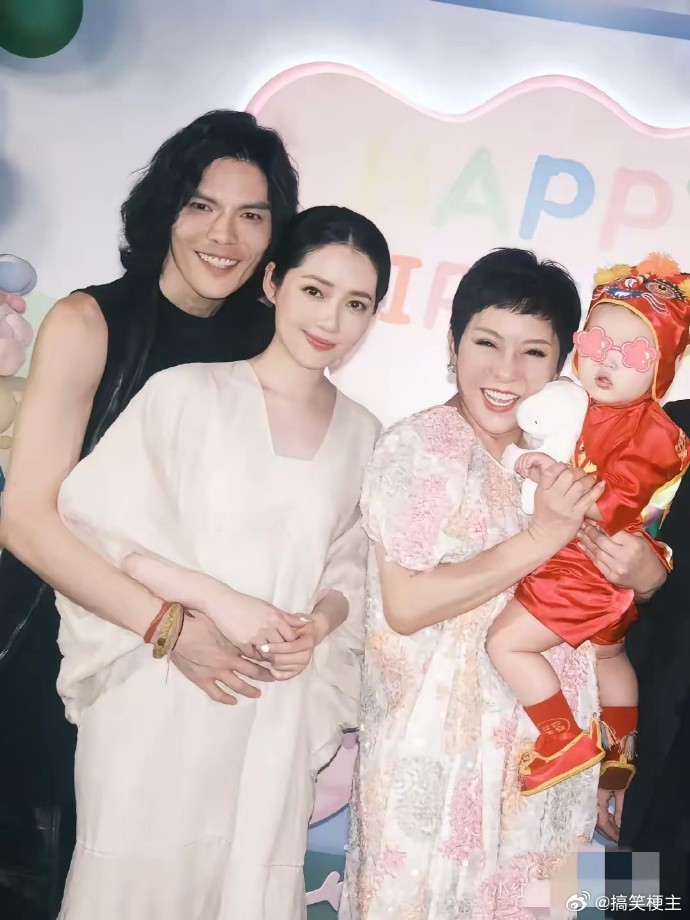 向佐今日发文让各位姐姐在一路繁花不要再烦向太！ 向佐说自己的妈妈很不容易，骨折还