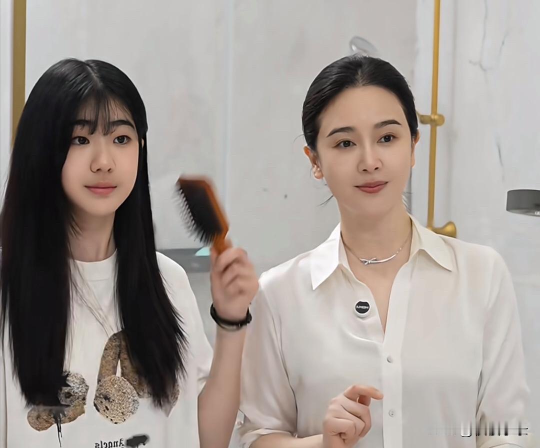 左小青和14岁女儿一起拍广告，母女俩个子差不多高，但女儿的颜值很一般，五官和脸型