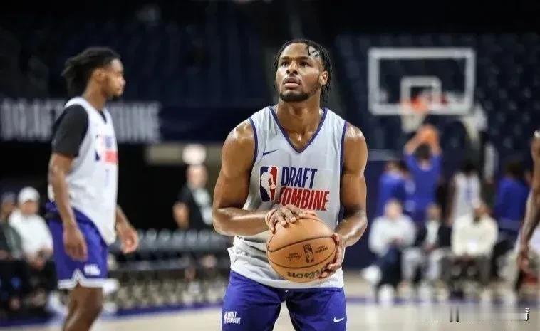 湖人管理层做事真的是犹豫不决，选帅就像一部肥皂剧，心仪的人选多次被别人截胡，引援