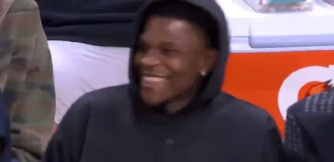 库里命中关键球爱德华兹笑开花 最后一节关键时刻，库里命中三分。不是爱德华兹你呲着