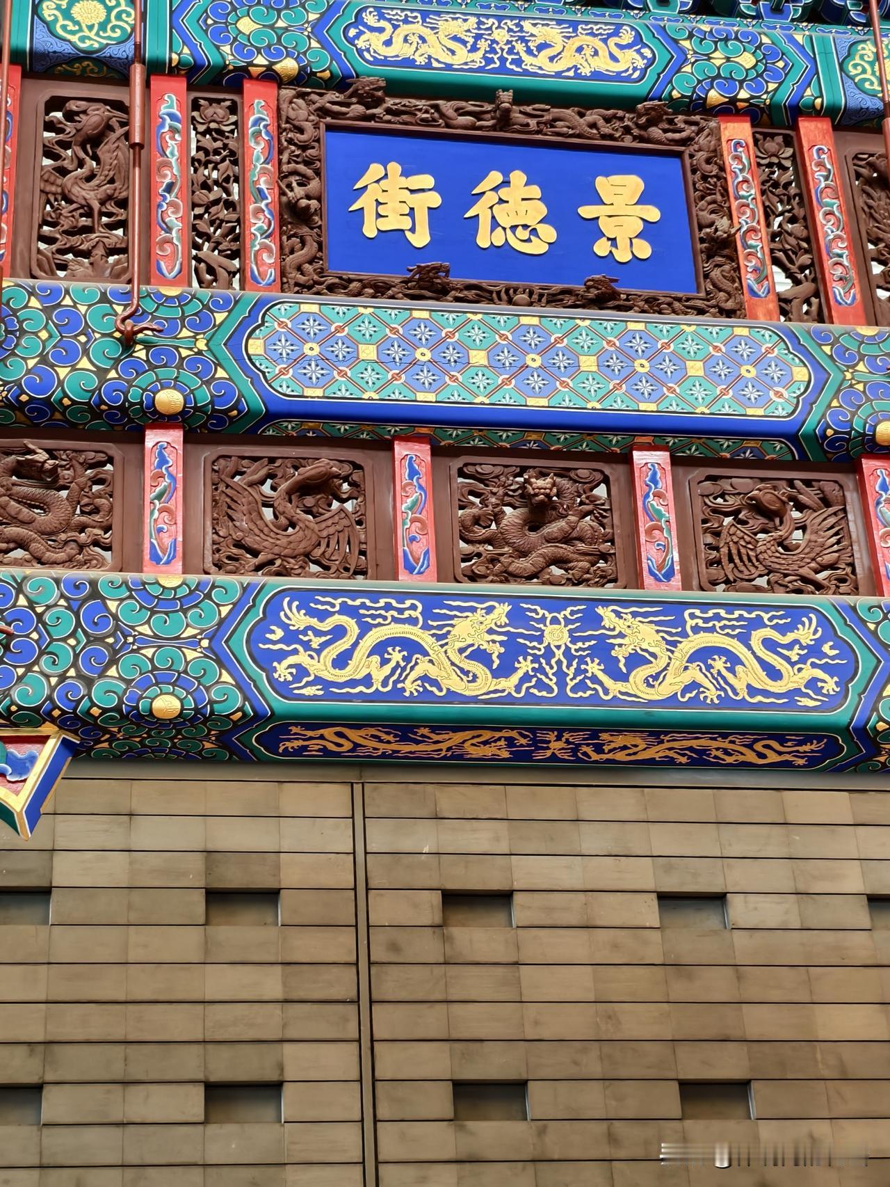 坚守底线的纪委书记

孙小果案发获刑后，关押在云南省第一监狱，其继父四处打点，妄