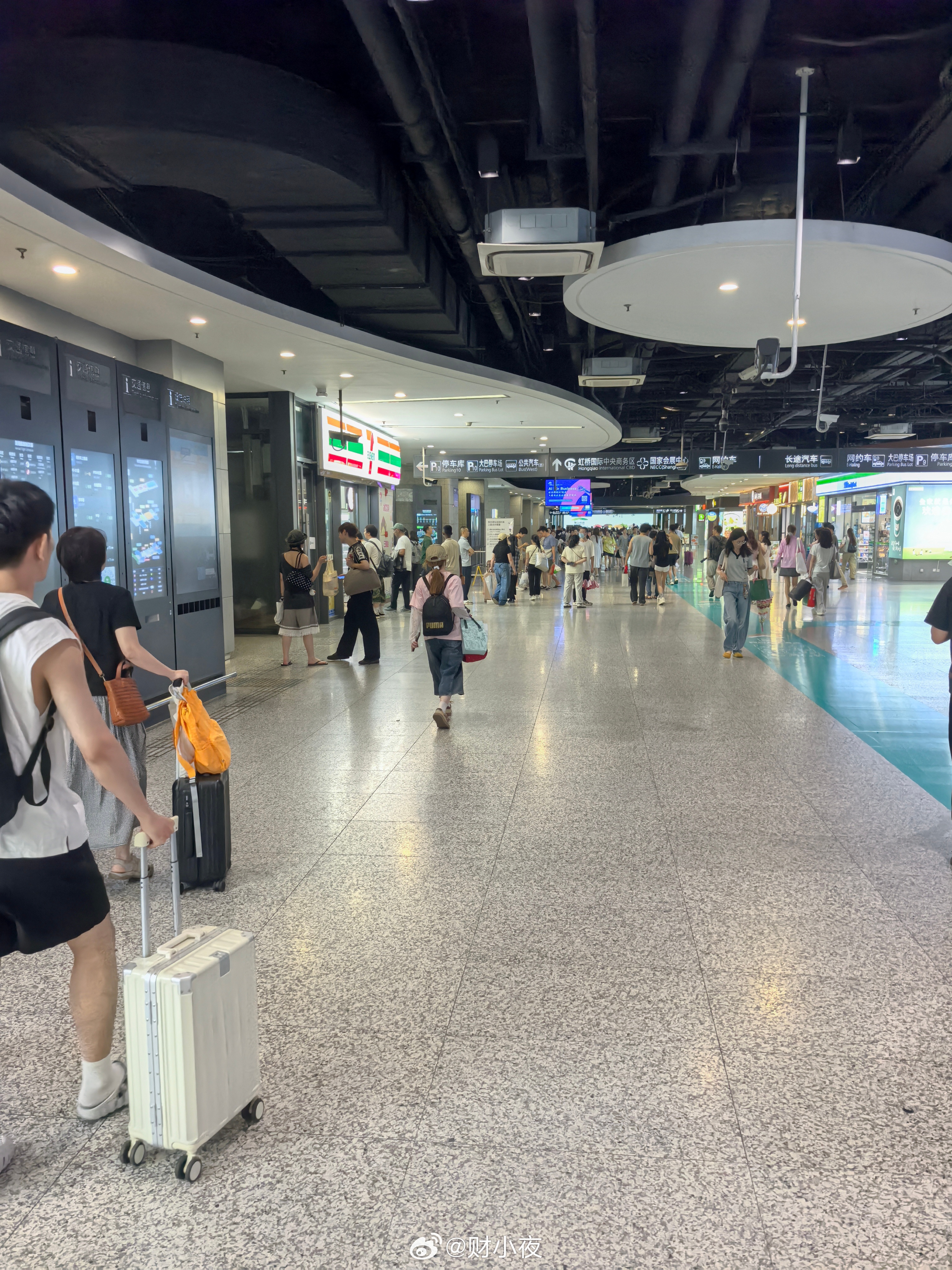 深圳地铁🚇“人包双检”的执行，让很多人猝不及防，安检口大排长队，很多人都因此迟