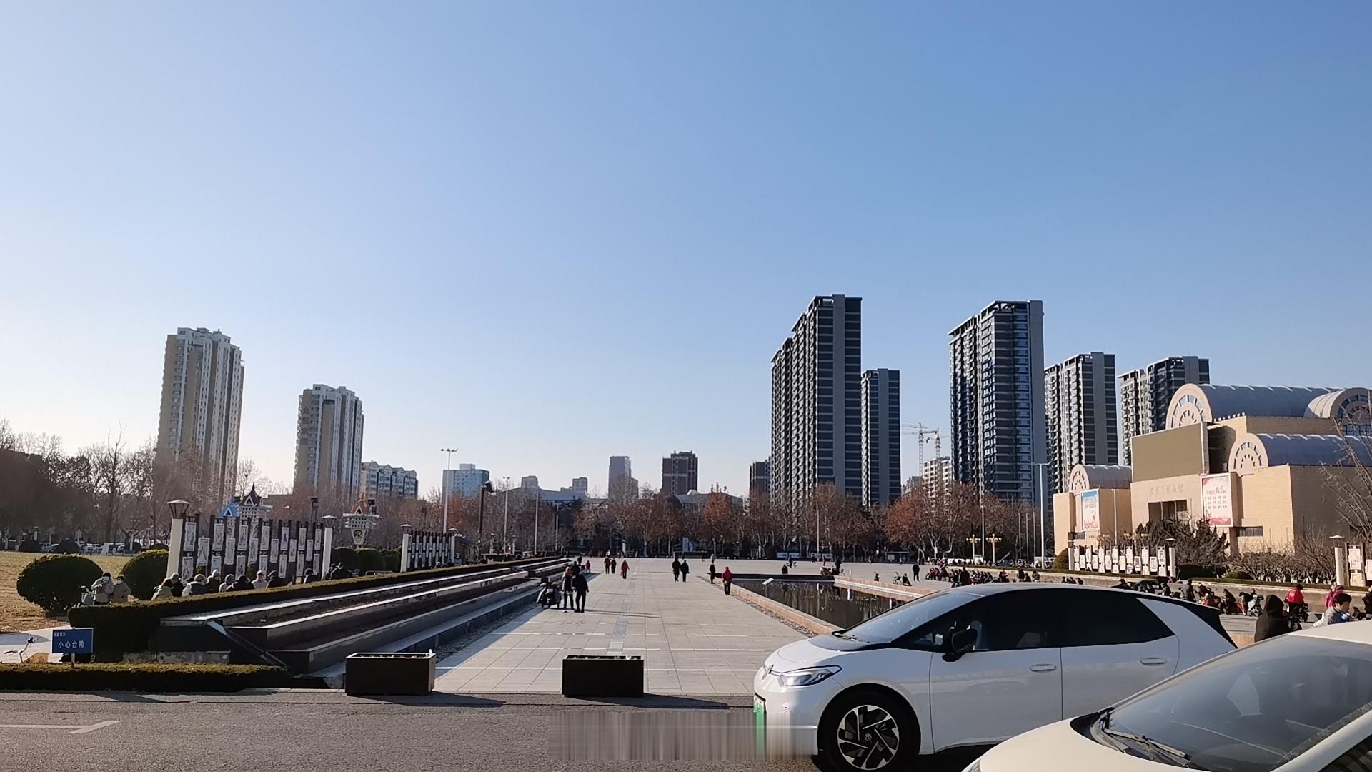 五年没来过了博物馆广场，小时候经常在这玩，觉得老大了，现在看来也不算大 淄博